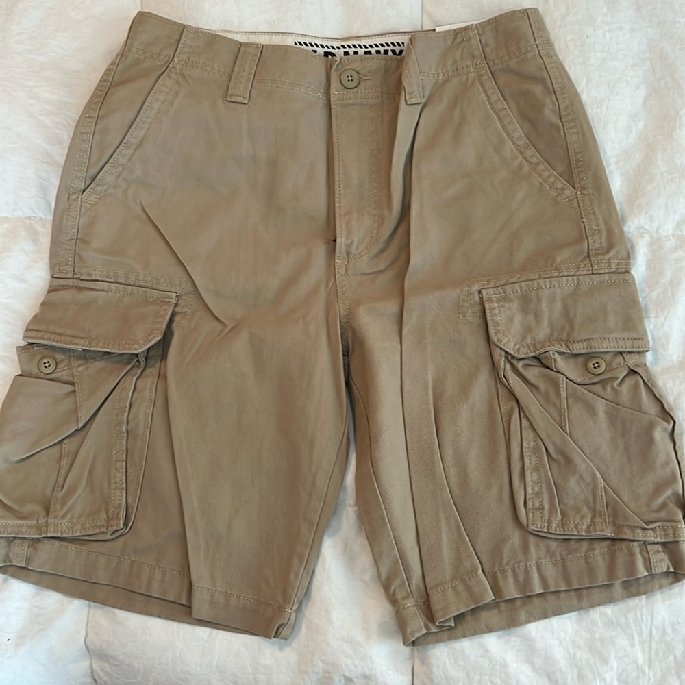 NWT, Old Navy men’s cargo shorts. 31 inch waist.